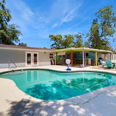 Bright Home with Private Pool High Speed WiFi Firepit Outdoor Bar and Grill
